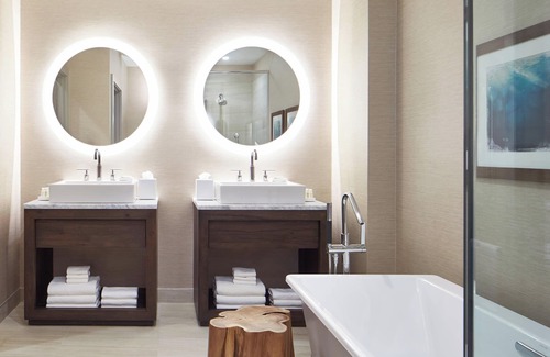 Pittsford Hotel | The Del Monte Lodge Renaissance Rochester Hotel & Spa