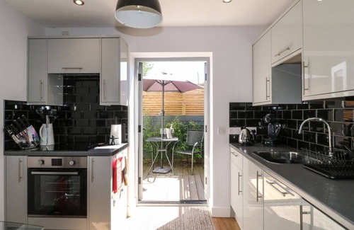 Fenny Bentley Cottage | The Den 5*, Private Hot Tub, Derbyshire Dales/Peak District.