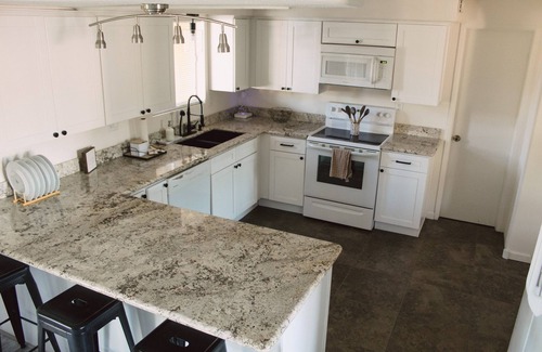 Mesa House | The Desert Sunset: 4 BDR, 5 Beds, Large private pool, Fast Wifi