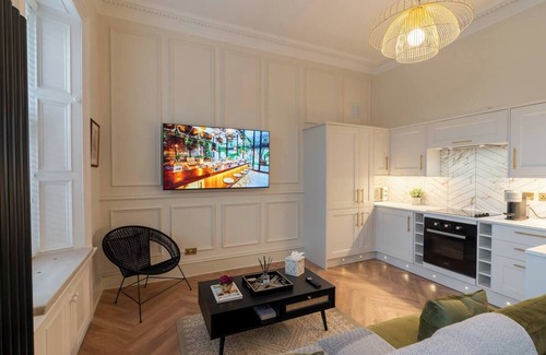 North West Condo | The Devonshire Suite - Your 5 Star West End Stay!
