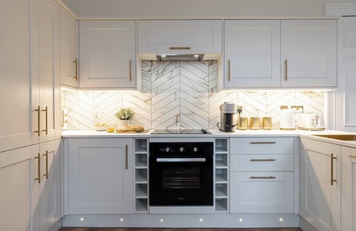 North West Condo | The Devonshire Suite - Your 5 Star West End Stay!