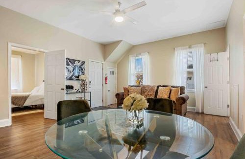 Petersburg Apartment | The Diamond Dwelling Queen Size Bed Ft Lee