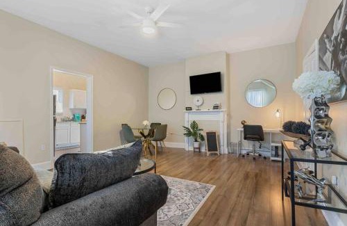 Petersburg Apartment | The Diamond Dwelling Queen Size Bed Ft Lee