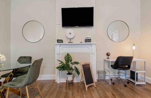 Petersburg Apartment | The Diamond Dwelling Queen Size Bed Ft Lee