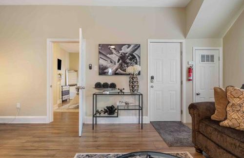 Petersburg Apartment | The Diamond Dwelling Queen Size Bed Ft Lee