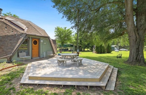 Lowell House | The Dome Home - 1/2 mi to Beaver Lake - Geodesic