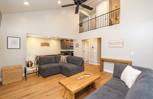 McGaheysville House | The Dovrefjell: Lux Cabin w/Hot Tub & Mntn Views