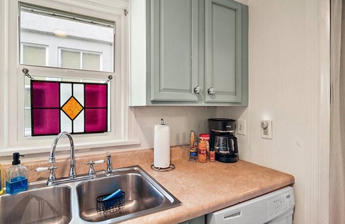 Mount Dora House | The Downtowner Cottage downtown Mt. Dora Location! Location! Location!