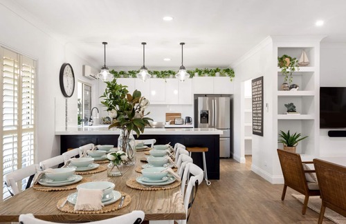 Murarrie House | The Duchess - Luxury Brisbane Holiday Home. Family & Pet friendly with Pool