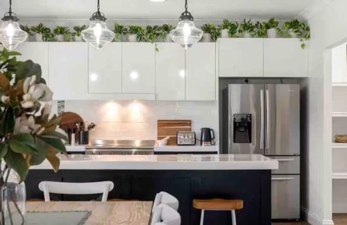 Murarrie House | The Duchess - Luxury Brisbane Holiday Home. Family & Pet friendly with Pool