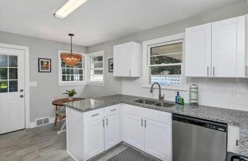 Eau Claire House | The Duke - Pet Friendly
