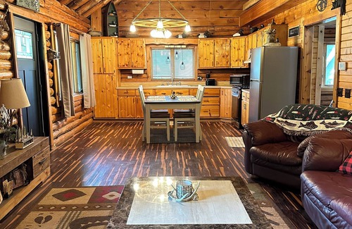 Midland Cabin | The Eagle’s Nest - 12 miles to Soaring Eagle Casino! Mt. Pleasant - Midland