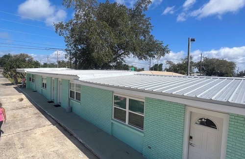 Parker House | The East Bay Inn Room 1 - Cozy hotel in brilliant Panama City with AC, WiFi