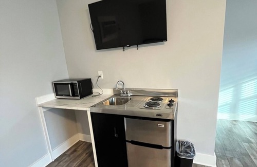 Parker House | The East Bay Inn Room 3 - Cozy hotel in brilliant Panama City with AC, WiFi