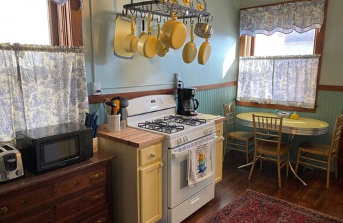 St. Joseph House | "The Edmond" an 1887 Arts & Crafts gem! - 1 King - 1 Queen