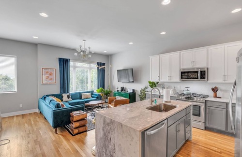 Haynes Area House | The Electric Cowboy – Chic Boho Townhome for 12! Easy Access to