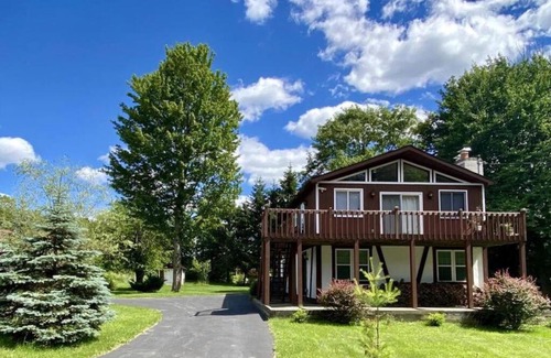 Tobyhanna Ski Chalet | The Elm Chalet NEWLY! Reno, sleeps 10, patio