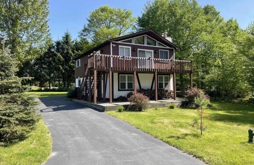 Tobyhanna Ski Chalet | The Elm Chalet NEWLY! Reno, sleeps 10, patio