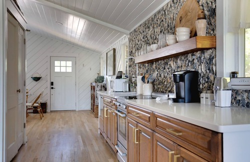 Emerald Isle Cottage | The Emerald Cottage - renovated 1950s beach cottage one block to beach ,hot tub🤍