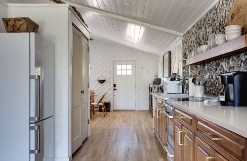 Emerald Isle Cottage | The Emerald Cottage - renovated 1950s beach cottage one block to beach ,hot tub🤍