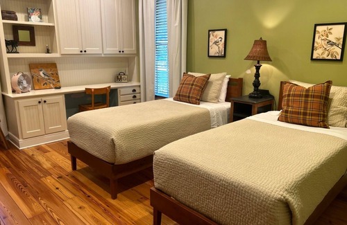 Oxford House | The Empty Nest D.Decker 10 min drive to Sq & OM