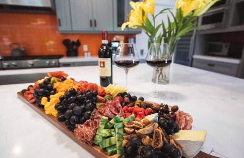 Little Tuscany House | The Estate - As Seen on Emmy Winning CBS Show, Staycation. - Walk to everything!