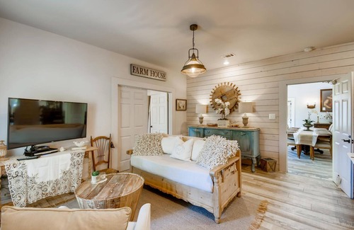 Dripping Springs Bed & Breakfast | The Euro - A Hill Country Suite