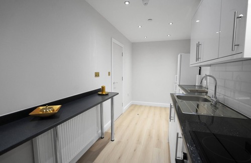 Luton House | The Falcons Nest Luton Airport