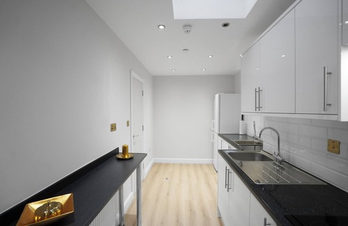 Luton House | The Falcons Nest Luton Airport