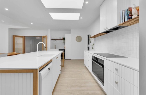 Rosebud House | The Family Beachside Escape HOUSE & GUEST HOUSE by Ready Set Stay- Pool, Linen
