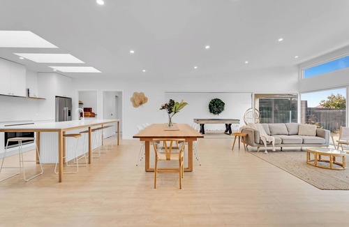 Rosebud House | The Family Beachside Escape HOUSE & GUEST HOUSE by Ready Set Stay- Pool, Linen