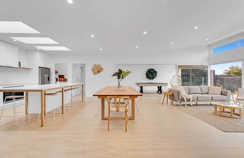 Rosebud House | The Family Beachside Escape by Ready Set Stay- HOUSE - pool, full linen