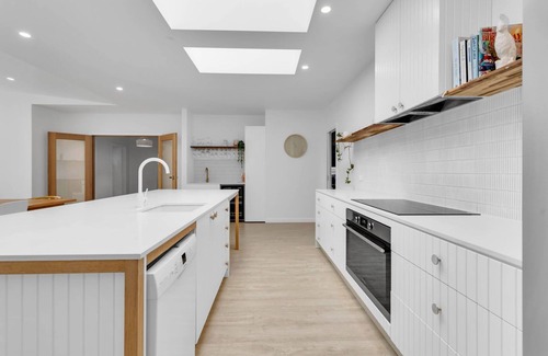 Rosebud House | The Family Beachside Escape by Ready Set Stay- HOUSE - pool, full linen