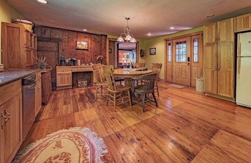 Lancaster House | The Farmhaus - rustic 1800s homestead sleeps 12