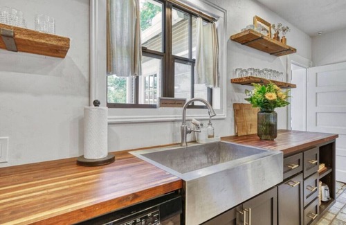 Brenham House | The Farmhouse at Fable Farm, 15 mins to Round Top!