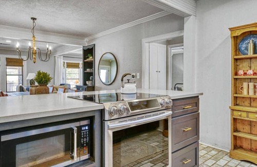 Brenham House | The Farmhouse at Fable Farm, 15 mins to Round Top!