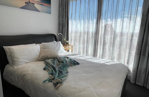 Melbourne Apartment | The Fawkner Apartment Bay-view pool/Gym Free Parking