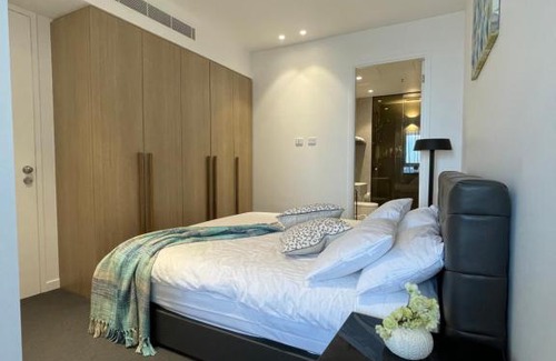 Melbourne Apartment | The Fawkner Apartment Bay-view pool/Gym Free Parking