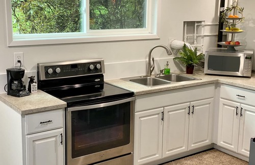 Tigard House | The Fireside Suite - Cozy - 2BR Home, Pet-Friendly