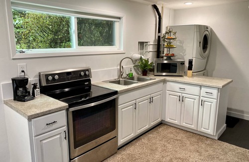 Tigard House | The Fireside Suite - Cozy - 2BR Home, Pet-Friendly