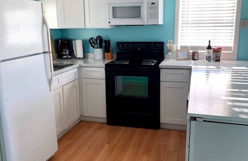 McCutcheon Field Cottage | “The Fishbowl” - The Perfect Surf City Intimate Beach Cottage!