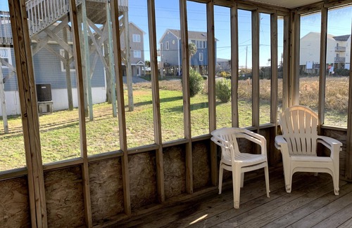 McCutcheon Field Cottage | “The Fishbowl” - The Perfect Surf City Intimate Beach Cottage!