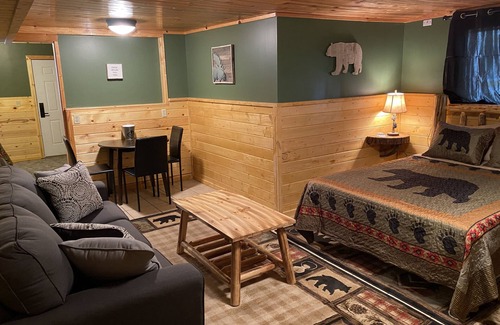 Ashton Hotel | The Fishing Bear Lodge