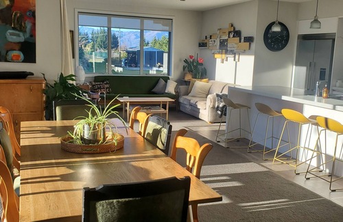 Albert Town House | The Fitchew Inn: A beautiful, spacious family holiday home. Pet friendly.