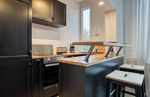 Coteaux Ouest Apartment | The Flaubert: accommodation with parking in the heart of the city center
