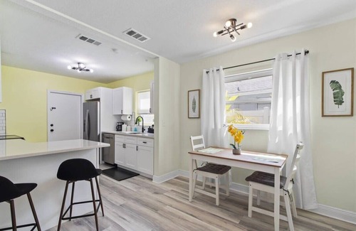 Old Seminole Heights House | The Flora Retreat - 1 mile from zoo, Fast Wifi
