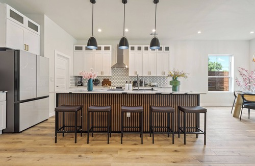 West Dallas House | The Floral Home In Dallas With 4 Bedrooms and Hot Tub.