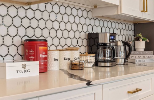 West Dallas House | The Floral Home In Dallas With 4 Bedrooms and Hot Tub.