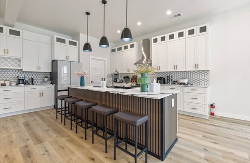 West Dallas House | The Floral Home In Dallas With 4 Bedrooms and Hot Tub.