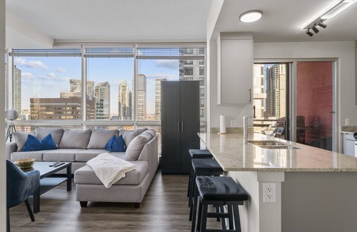 Beltline Apartment | "The Fossil," King Bed, Underground Parking, Downtown views, Walk to Saddledome